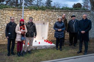 Foto von Beteiligten vor den Holocaustdenkmal